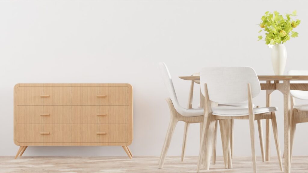 Comment choisir un professionnel pour le rachat de mobilier à Ixelles 8 Expert examinant un meuble lors d’une estimation à Ixelles