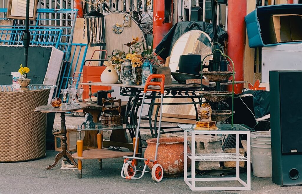 un vide grenier à Ixelles avec divers objets à vendre