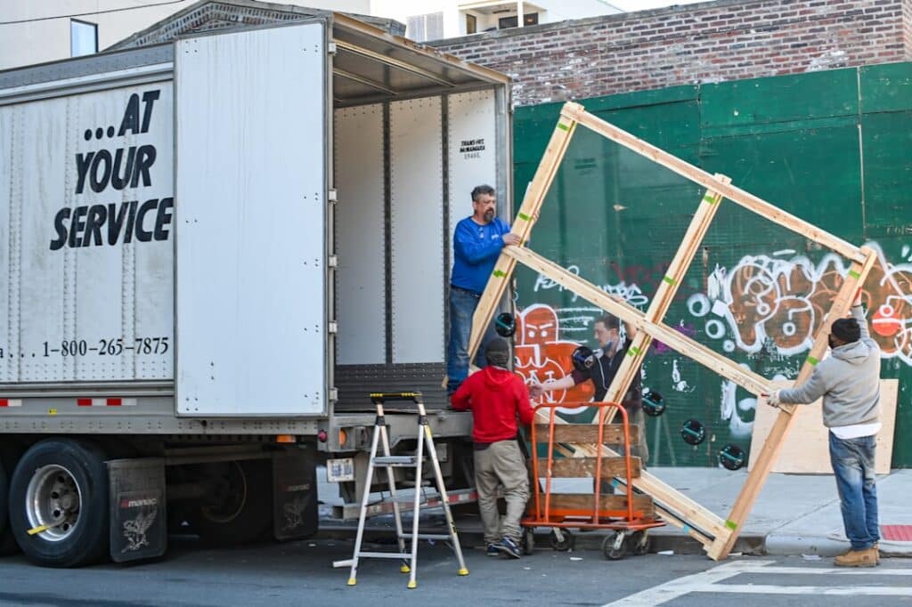 Professionnel effectuant le débarras de mobilier dans un appartement à Schaerbeek