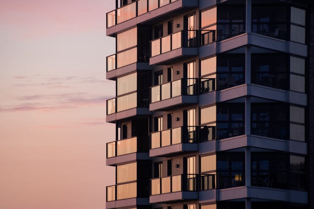 Quel budget prévoir pour un vide appartement à Anderlecht ? 9 Un salon d’appartement vidé de ses meubles à Anderlecht