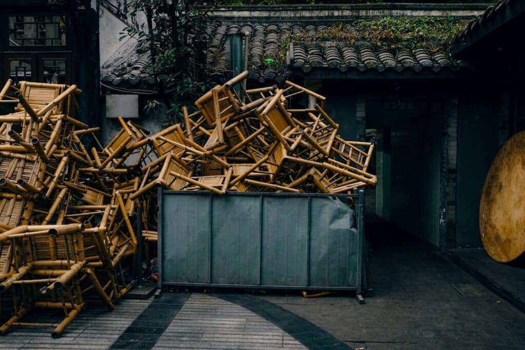 Comment choisir un professionnel du vide grenier et cave à Anderlecht 2 Débarras de meubles et objets dans un grenier à Anderlecht