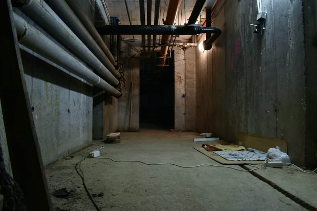 Débarras d’une cave encombrée à Bruxelles avec cartons et meubles