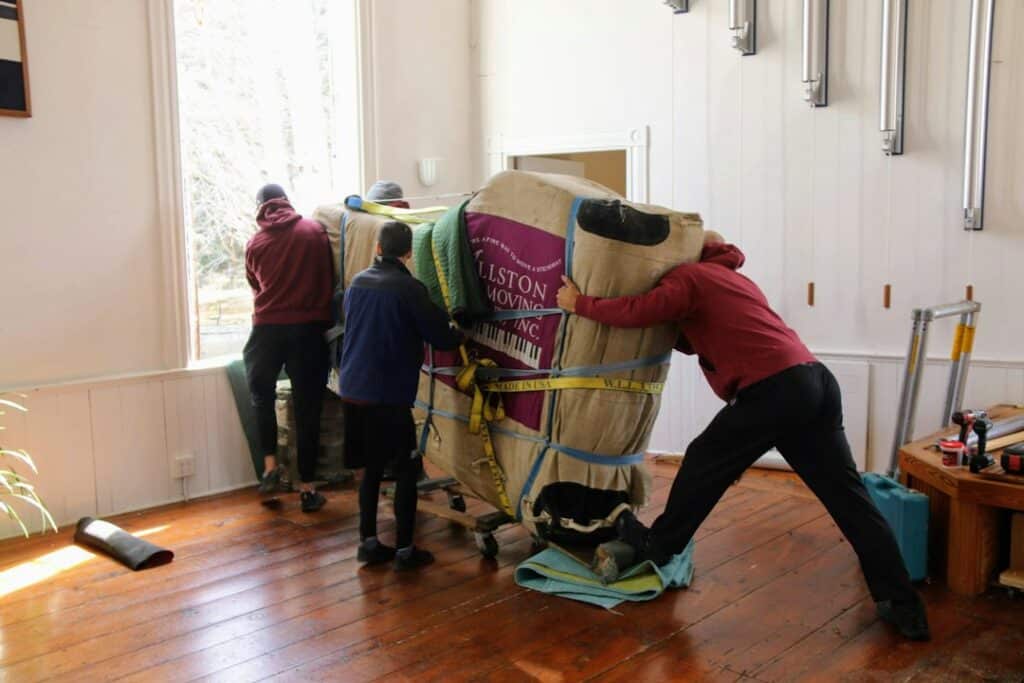 Équipe professionnelle effectuant un débarras de mobilier dans un appartement à Bruxelles