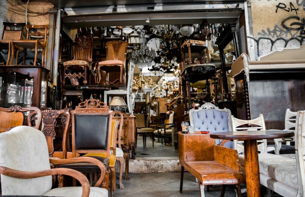 Quel budget prévoir pour le rachat de mobilier à Bruxelles ? 2 Un professionnel évalue un meuble lors d’un rachat à Bruxelles